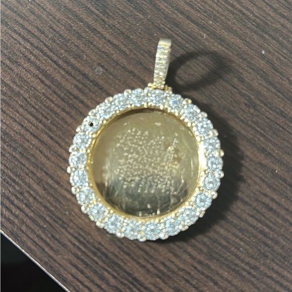 14k Good medallion Pendant  with  diamonds. - Picture 2 of 6